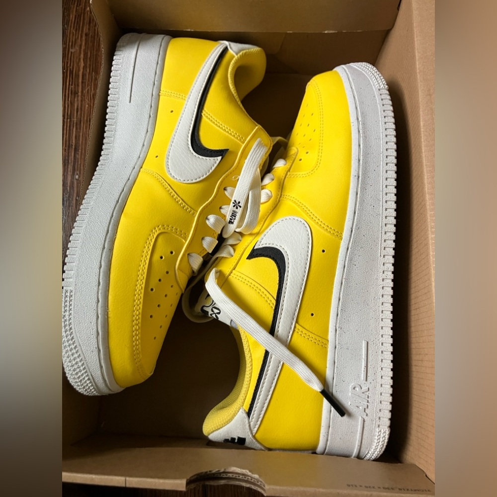 Men’s 9.5 Nike Air Force 1 Low ‘07 LV8 Tour Yellow/Sail Black